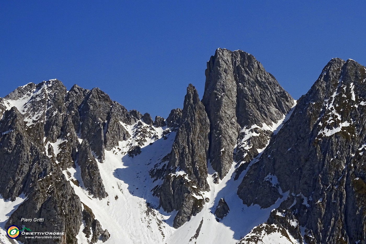 76 I canaloni di salita al Cimon della Bagozza e al Mengol ancora ben innevati.JPG -                                